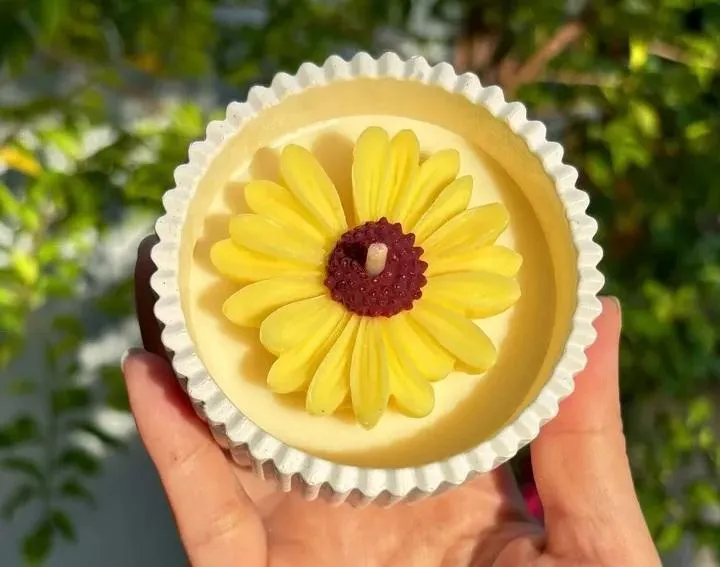 Daisy Scented Candle for Home & Gifts - Image 4